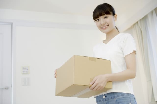 荷物を受け取る女性