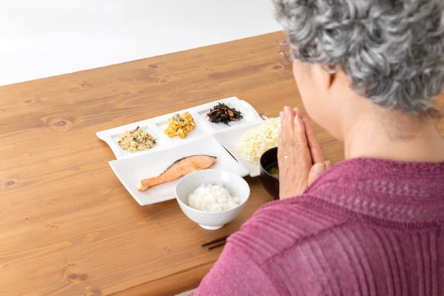 和食を食べる高齢者