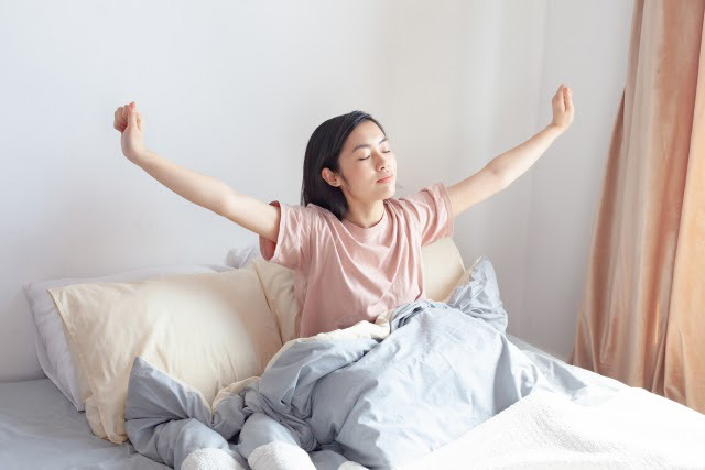 寝起きの女性
