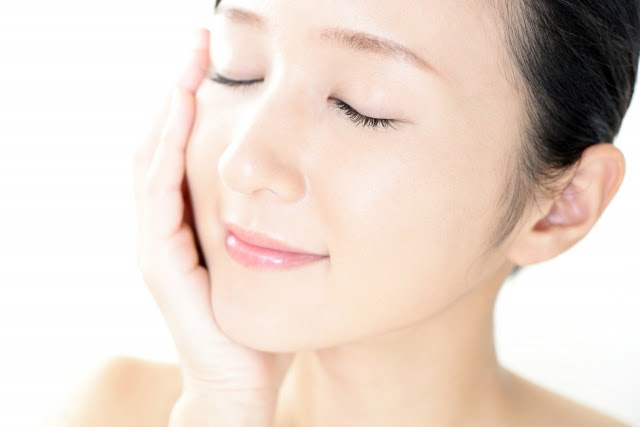 目を閉じる女性