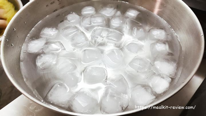 ボールに氷水を入れる